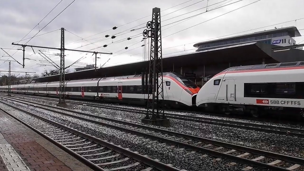 Schweizer GIRUNO + weitere Fernverkehrszüge im Bahnhof Kassel - Wilhelmshöhe 