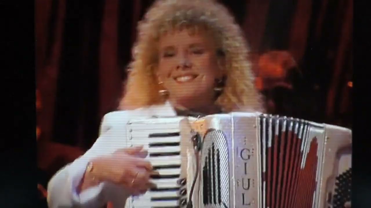Marianne Weber in het theater tien jarig jubileum zusjes van Wanrooij accordeon