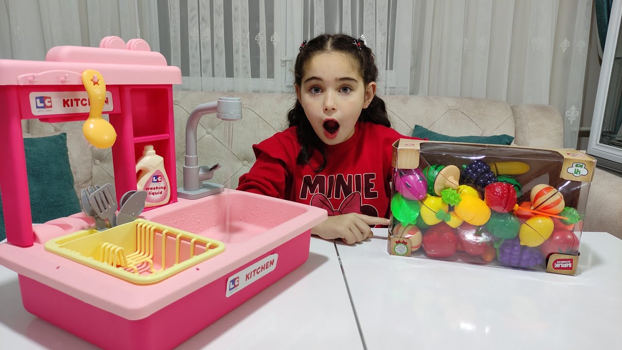 TAKLİT YAPARAK MEYVE SALATASI YAPTI !! HEM YIKADI HEM DOĞRADI !! @DilaKent @RukiyeÇetinkaya
