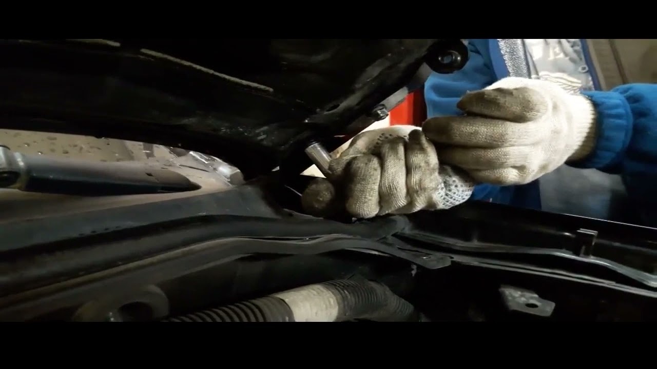Установка газового упора капота Nissan Pathfinder R51 Navara D40