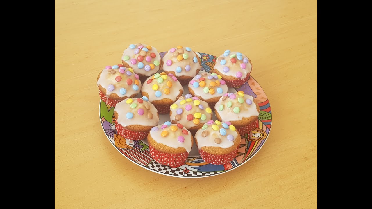 Leckere Muffins Rezept mit Zitronenglasur und Smarties für Kinder. GANZ EINFACH!