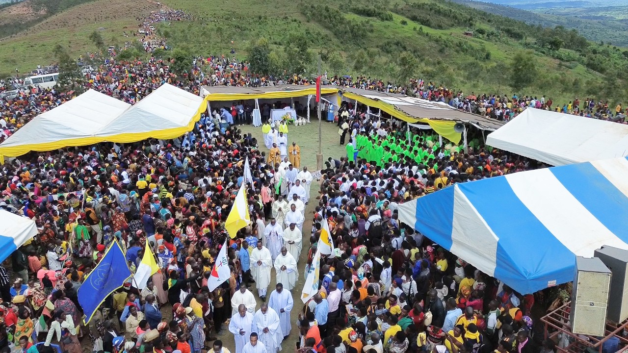 Ku musozi w'ikigongwe c'Imana//Uku niko abakristu isinzi bahimbaje umusi mukuru