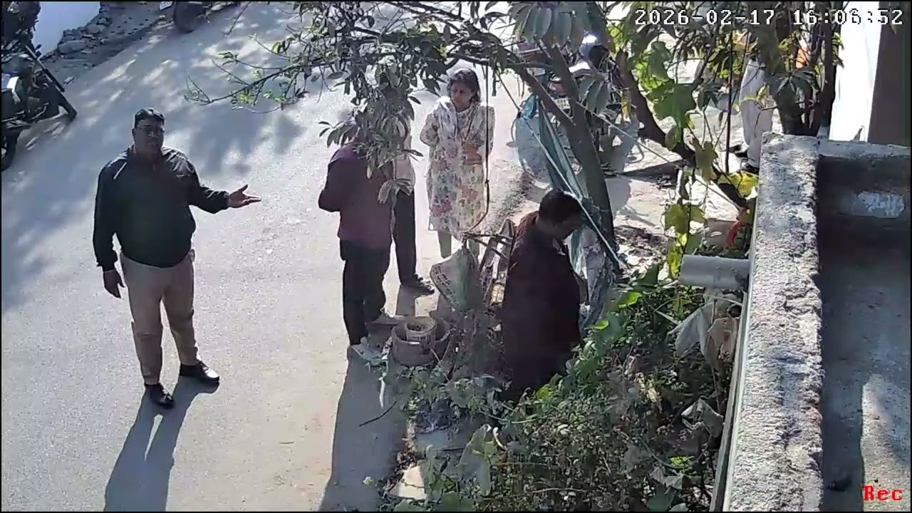 पॉलिसेवालेने अपने पुलिस दोस्तों  को  लाके  जबरदस्ती से  फाटक  हटाकर  जगा  ली  #duet 