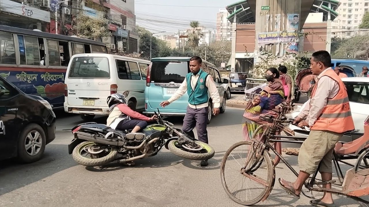 পুলিশের সিগন্যাল অমান্য করে চলে গেলো গাড়ি অতঃপর যা হলো 