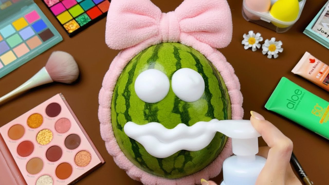 ASMR maquiagem na melancia 🍉 Compilado Satisfatório rotina de skincare & Maquiagem na Melancia