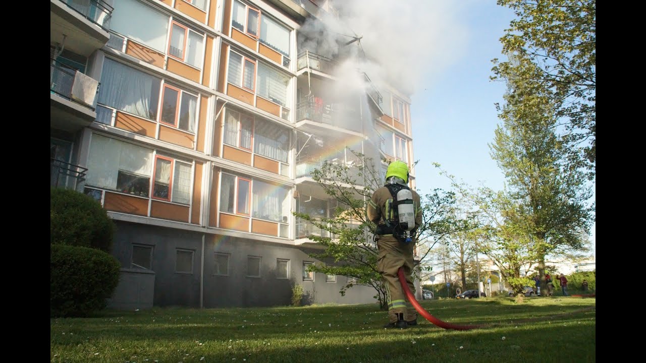 Forse woningbrand in flat aan Mozartlaan in Maassluis