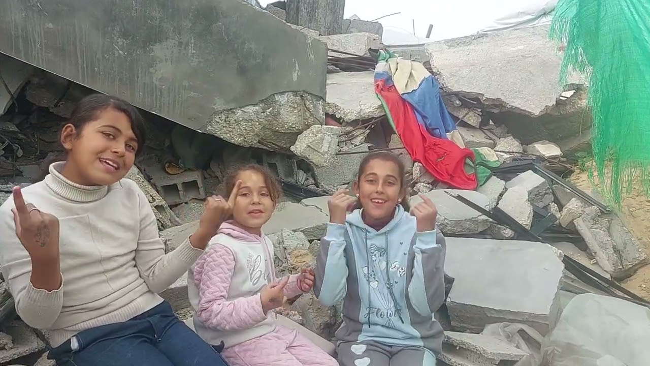 اسمعوا صوتنا من غزة المجروحه المكلومه رغم مأسينا سنغني لوطنا المخذول من كل العالم 