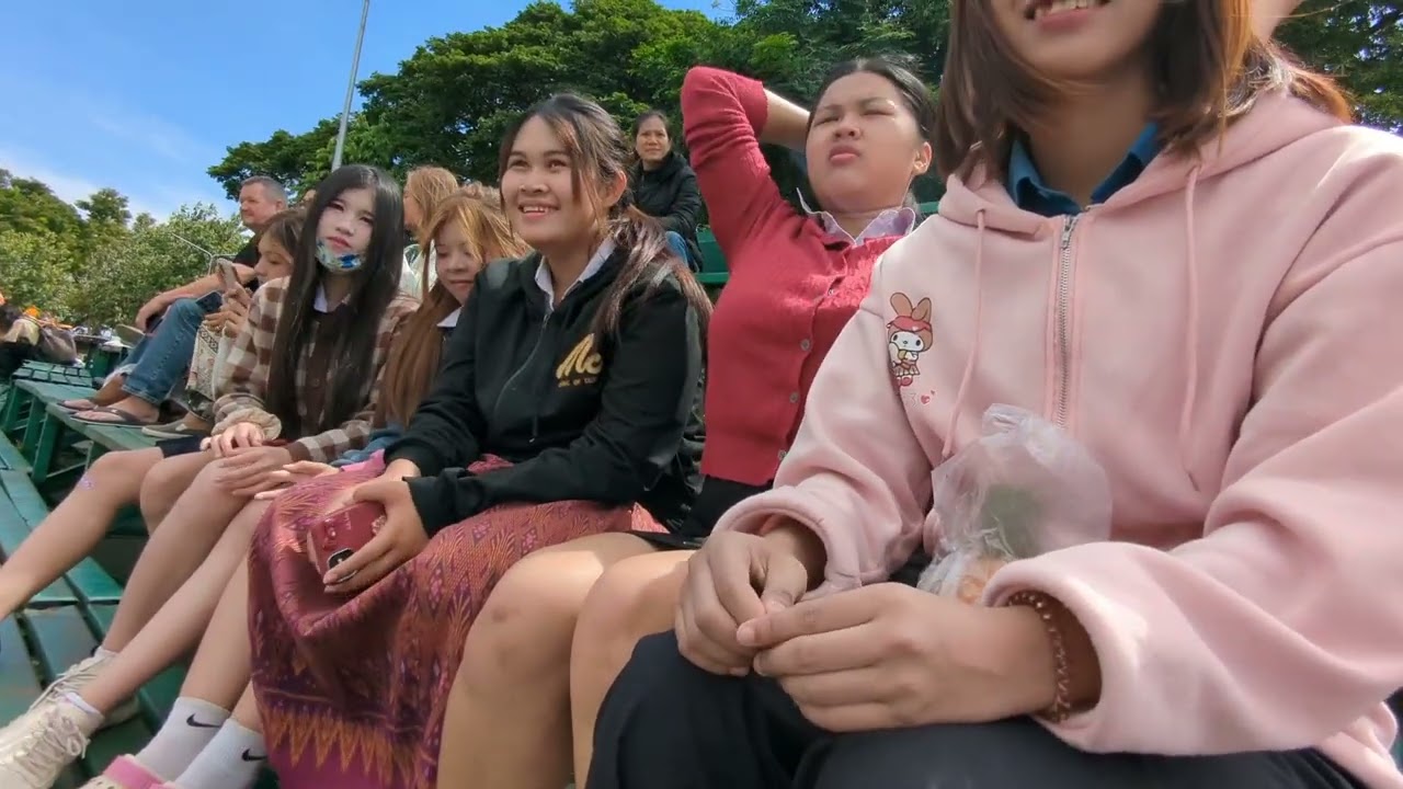 Cute Thai girl dating isaan pretty smile เมืองสุรินทร์ สาวอีสานน่ารักคุยเล่นกับฝรั่ง สาวสวยยิ้ม