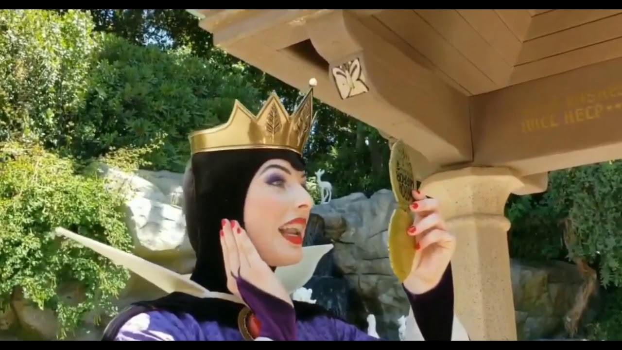 People Are Obsessed With The Disneyland Actress Who Plays The Evil Queen