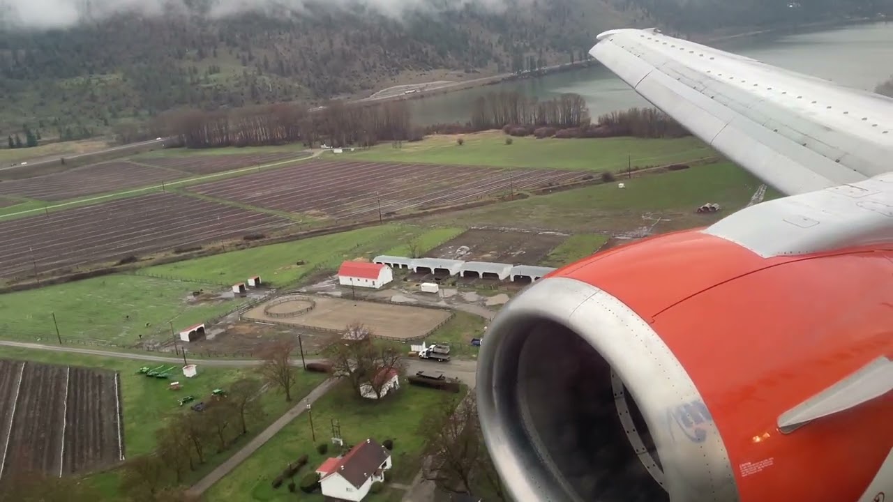 Air North Boeing 737-400 (C-FANB) Landing in Kelowna CYLW