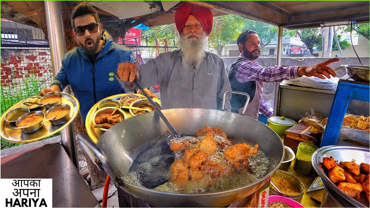 85 Year Old Babaji selling Punjabi Butter Chicken, Chicken Pakora, Fish Fry | Punjab Street Food