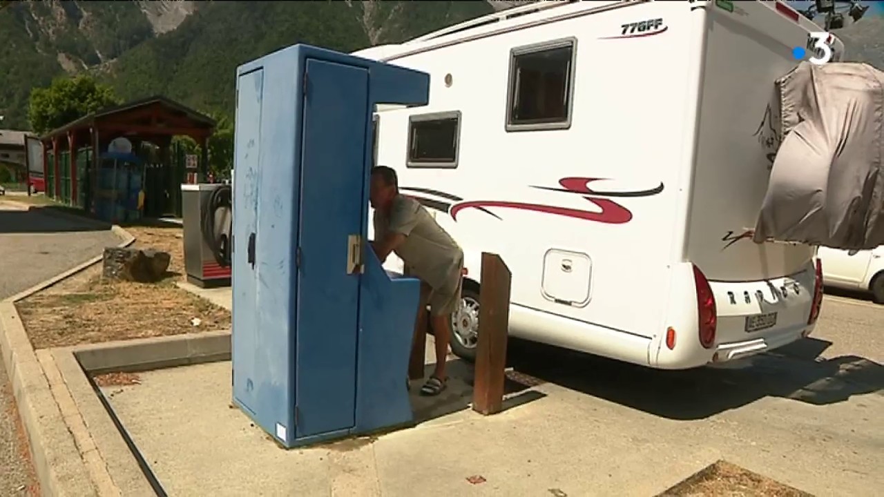 Au pied de l'Alpe d'Huez, à quelques heures du Tour, en camping-car