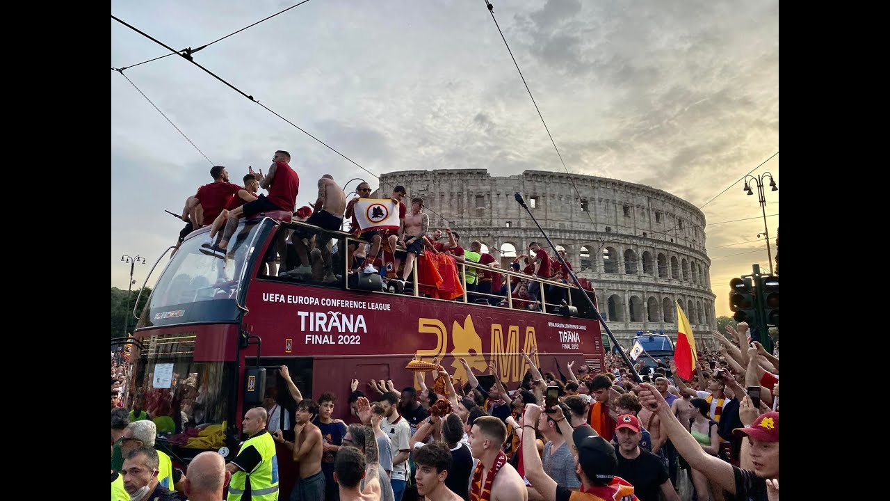 Roma campione in Conference. Il pullman della squadra davanti al Colosseo 💛❤️