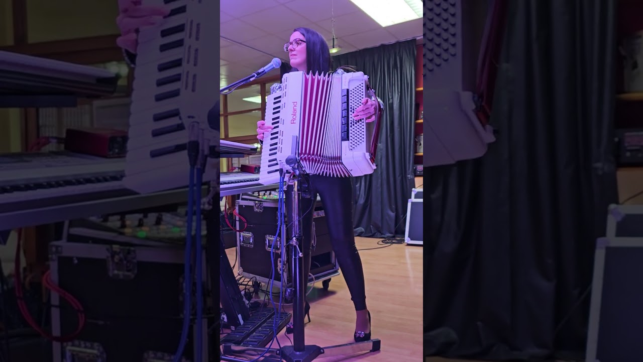 TANIA Y SU ACORDEON