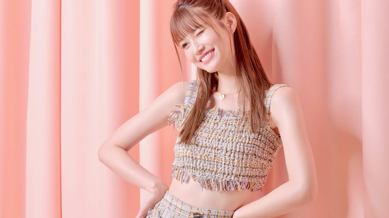 “めるる”生見愛瑠、ビスチェから美肌お腹もチラり！夏の日差しに負けないポップでハッピーな笑顔がはじける／コーセー「サンカット ライトアップUV エッセンス」CM＋メイキング＋インタビュー
