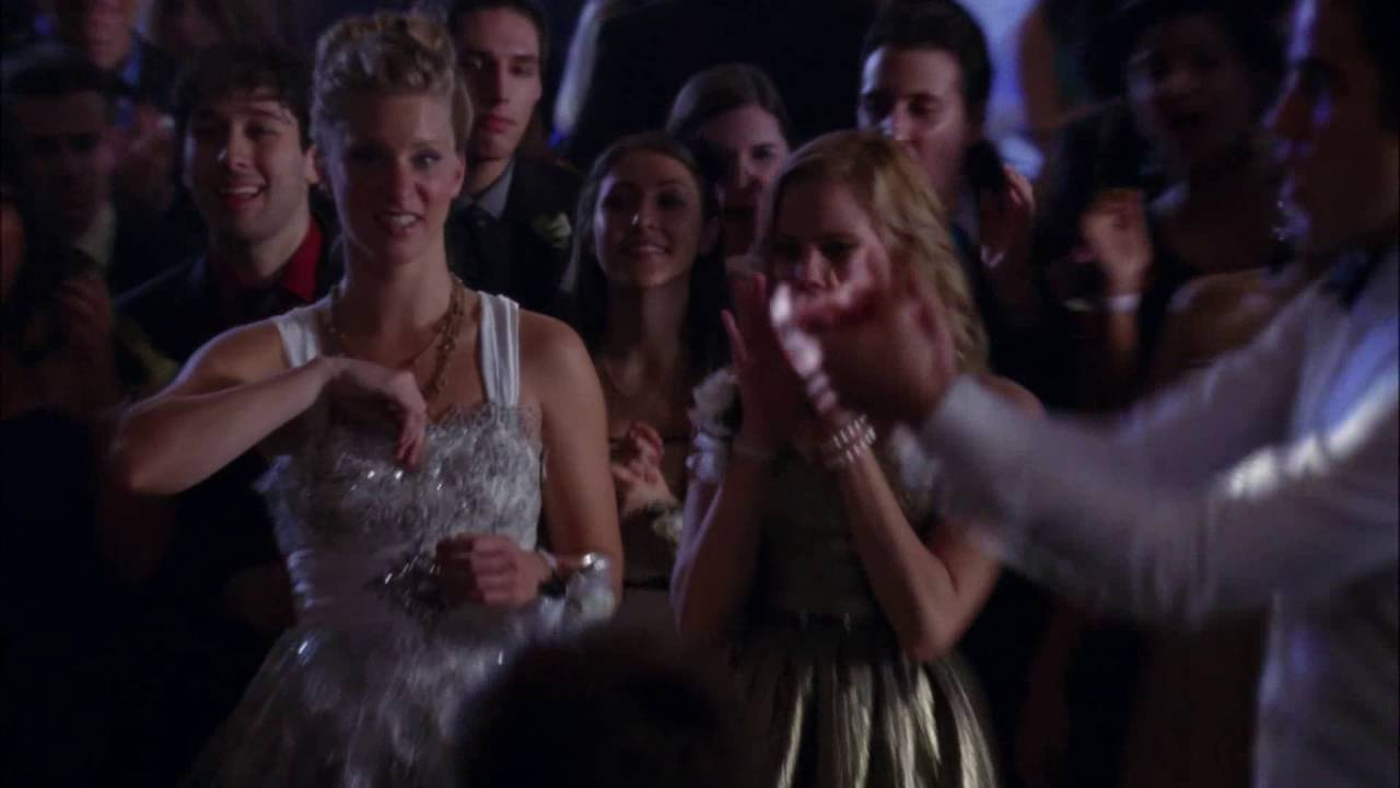 GLEE Full Performance of No Scrubs