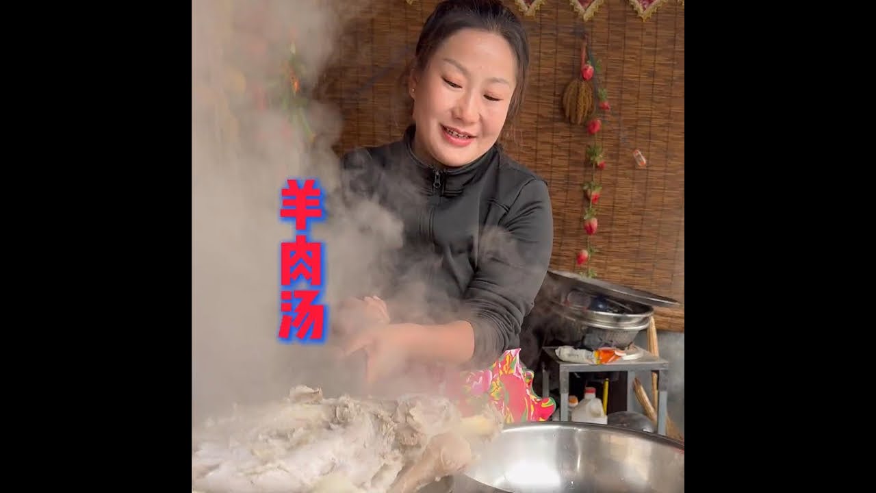改造阳光房，大哥二哥来帮忙，熬上了一锅羊肉汤，老家小院里真是忙碌又热闹，这个时候充分体现出了兄弟多的好处，有事都能互相帮忙#我的乡村生活 #乡村美食 #新农人计划2025 #乡村守护人 #农村生活