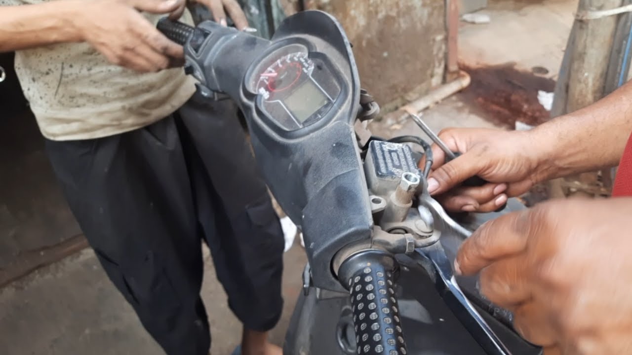 Aprilia SR 150 Accelerator/ Throtle Cable Change - Bike Moving Ahead without Race!