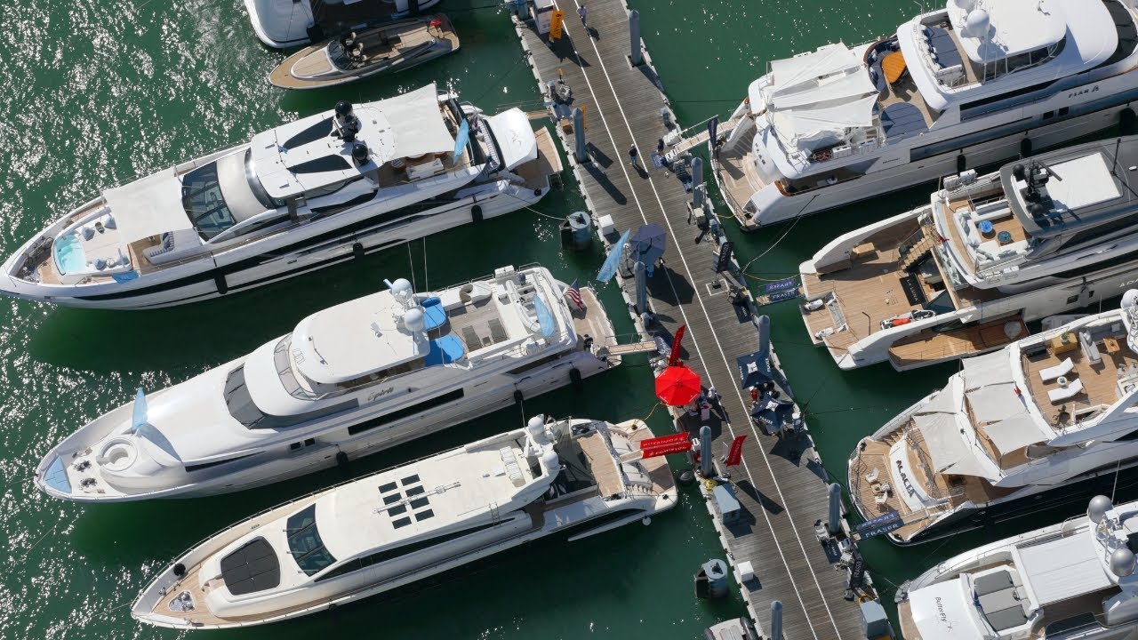 Яхты возвращаются на пляж Майами на Международной выставке яхт Discover Boating Miami, которая пр...