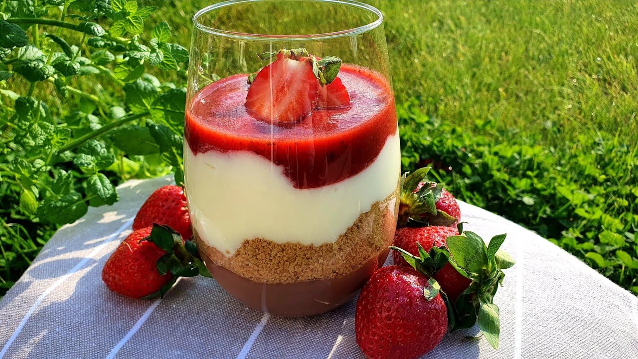 🍨 Pomysł na deser bez pieczenia 🍓 Pyszny deser z budyniem 🍧 Deser z sosem truskawkowym