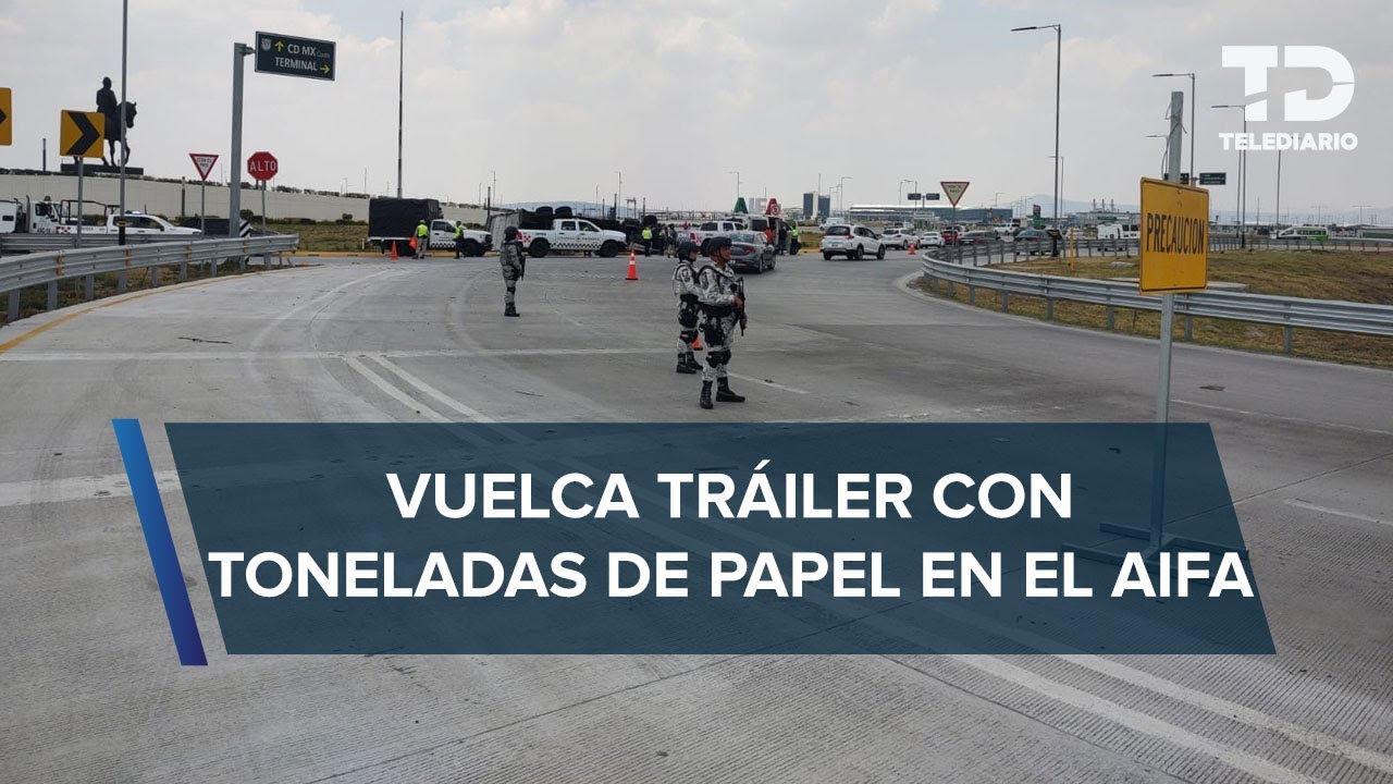 Tráiler vuelca en la glorieta del AIFA en Tecámac, Edomex; peso venció al tractocamión