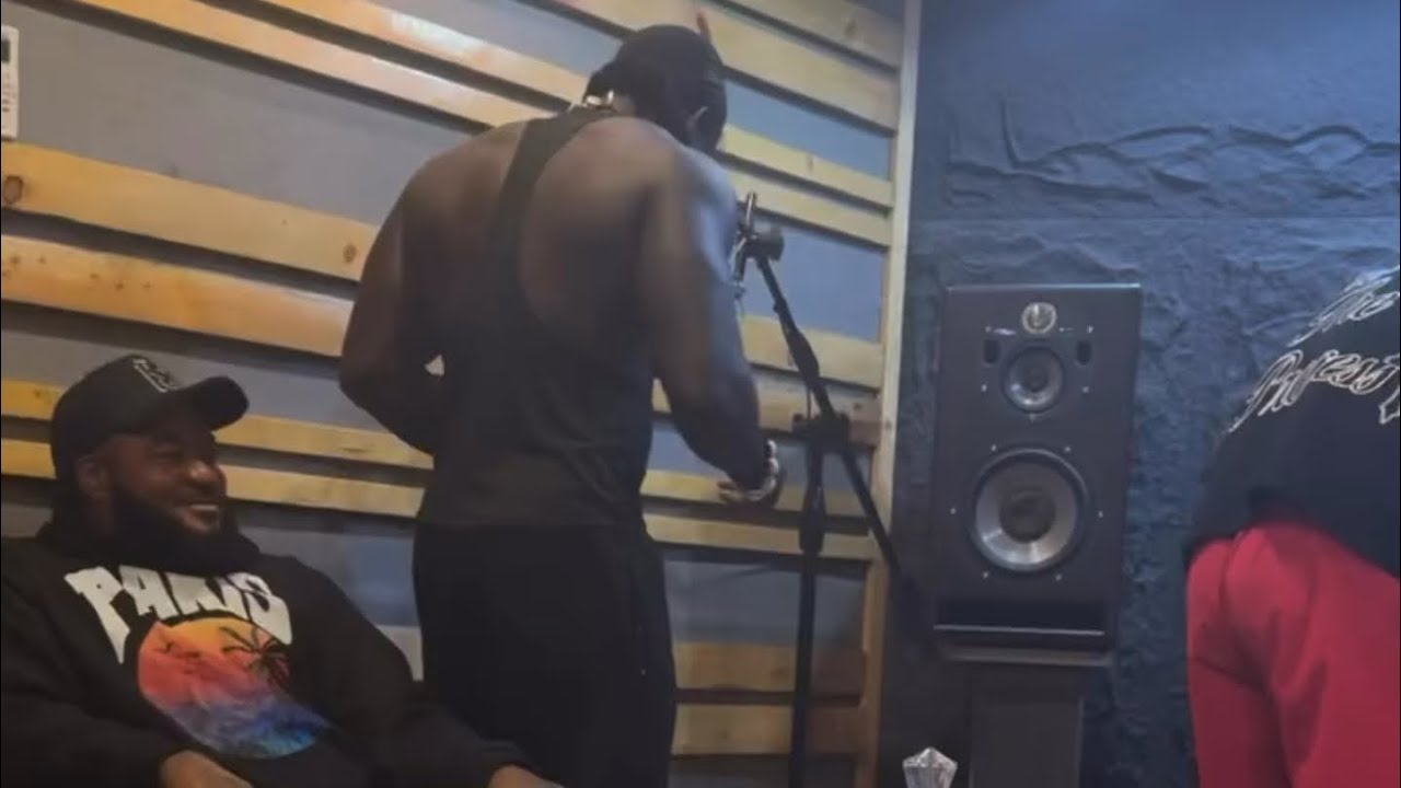 Verydarkman chilling with Burna Boy and Sam 