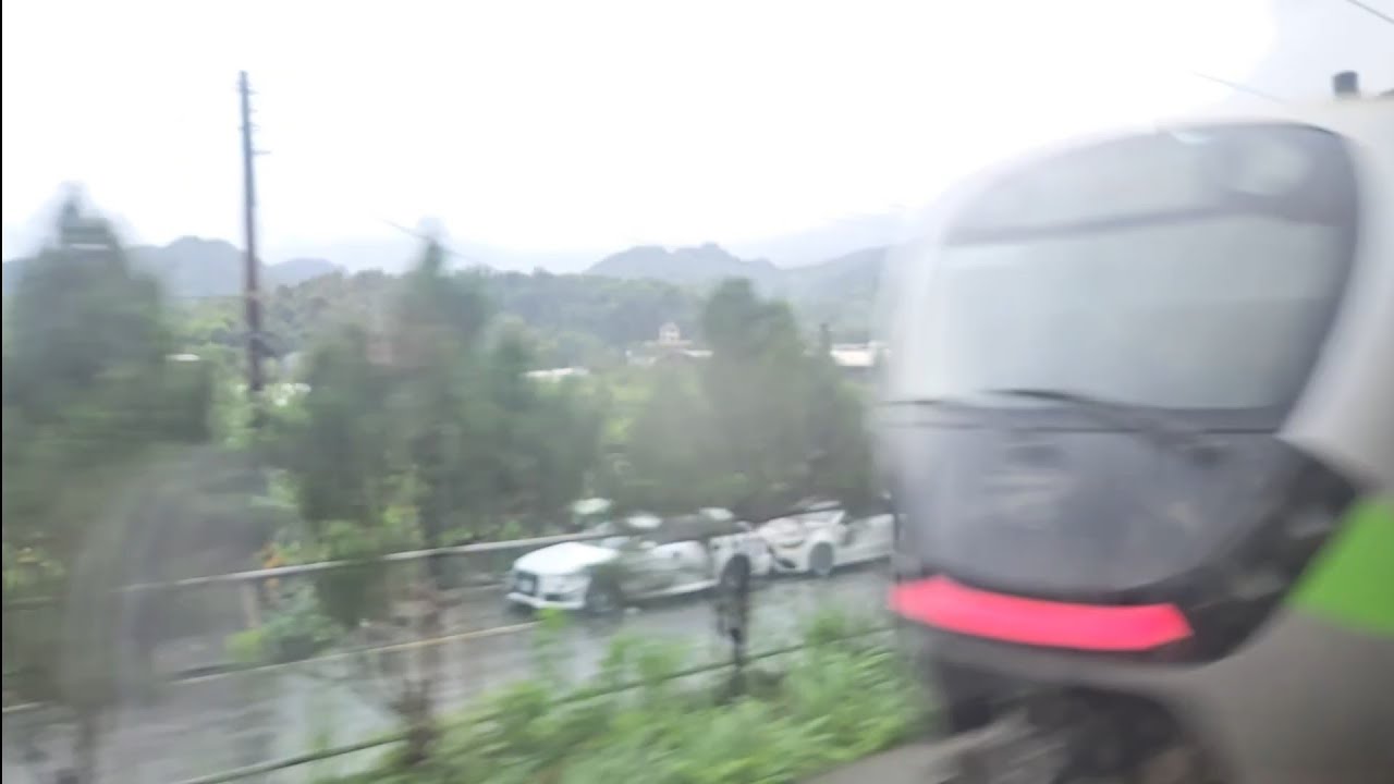4019次和平發車經由北迴線開往樹林的銀綠色微笑號EMU900型十輛一編組EMU903區間快車，和8115次龜山發車經由宜蘭線開往七堵的E500型鳴日色金光牌E510+E529試運轉雙電力機車頭列車