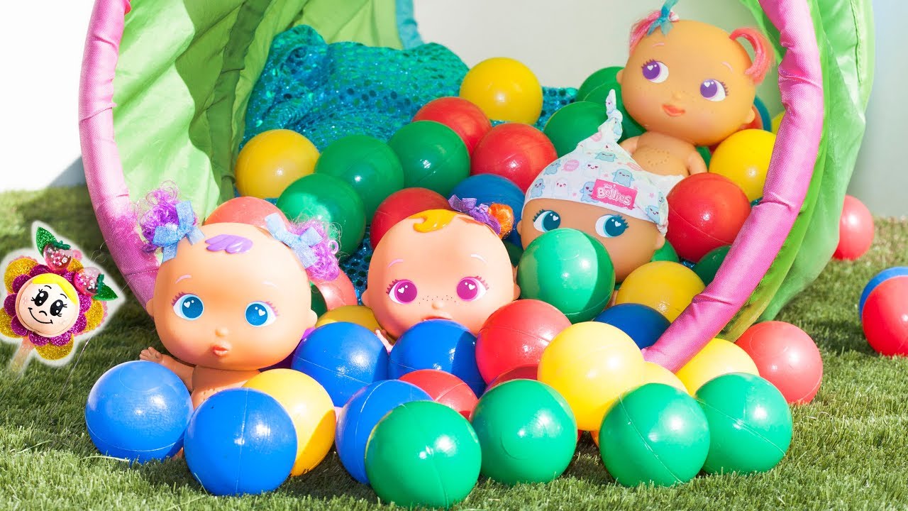 🍓 PEPPA PIG: SURPRISE POUR LES BEBES BELLIES ET PINYPON AU PARC AU JEUX ! Toboggan tube de boules !