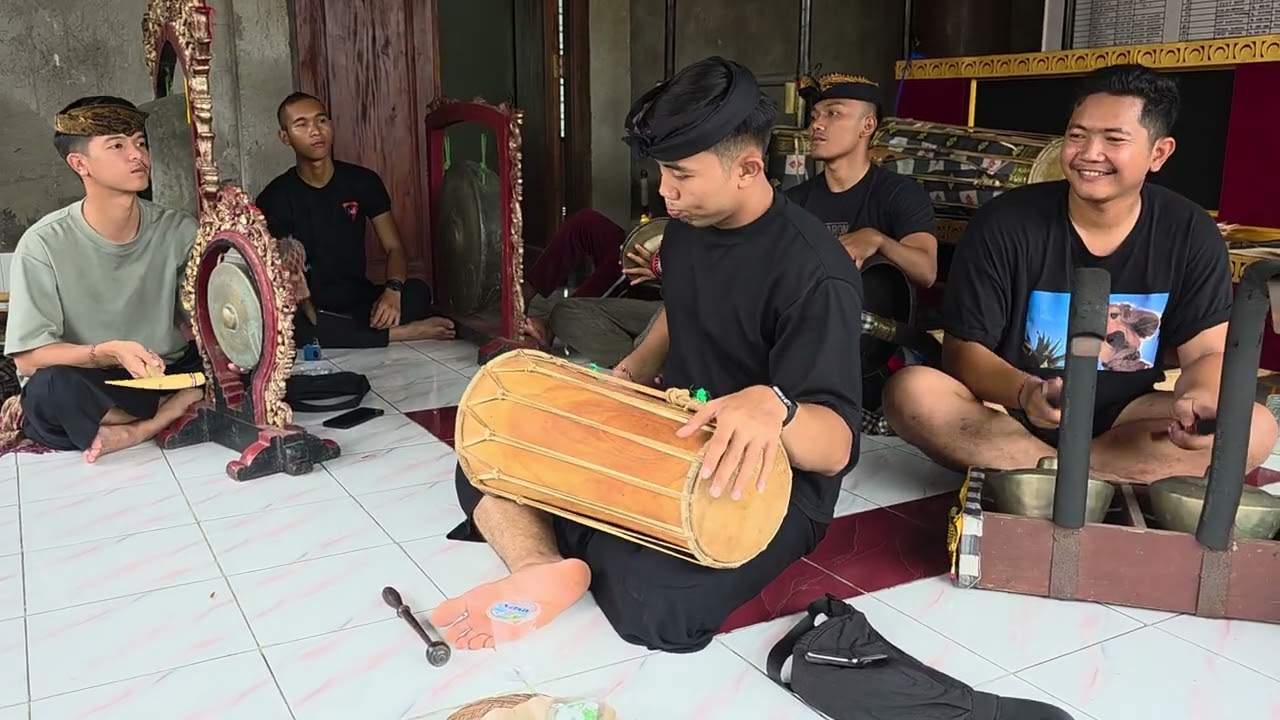 latihan bleganjur di Pura Bumi Natha Sakti Bogor