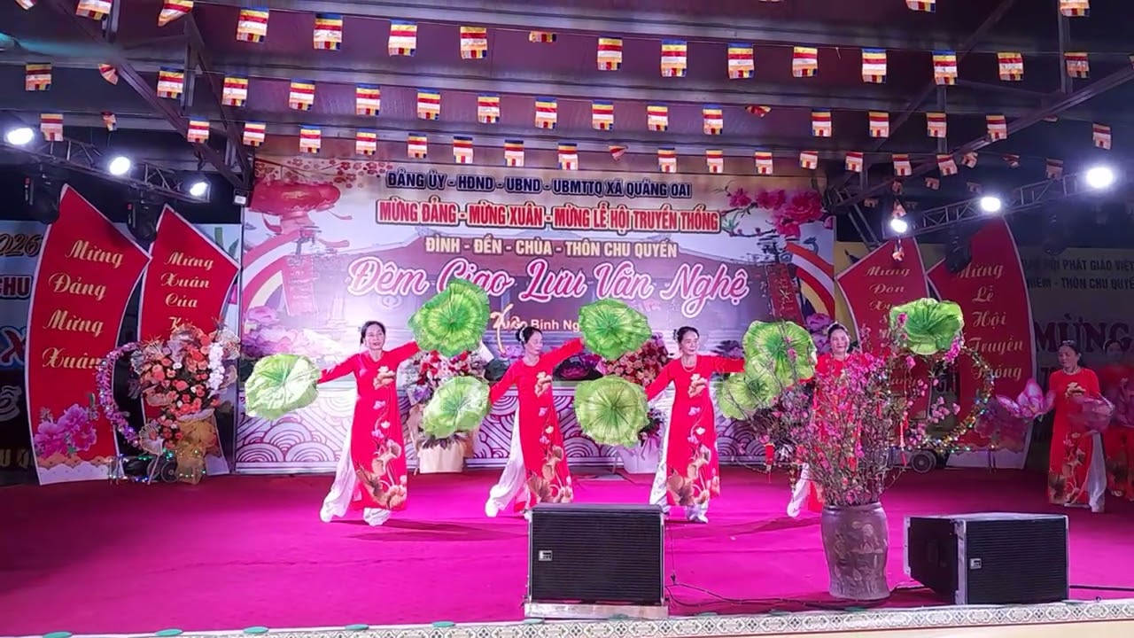 Lễ hội chu minh các vãi xóm minh tiến múa từ làng sen