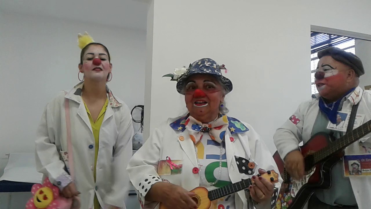Cecilia recebe visita dos Doutores da Alegria no Hospital