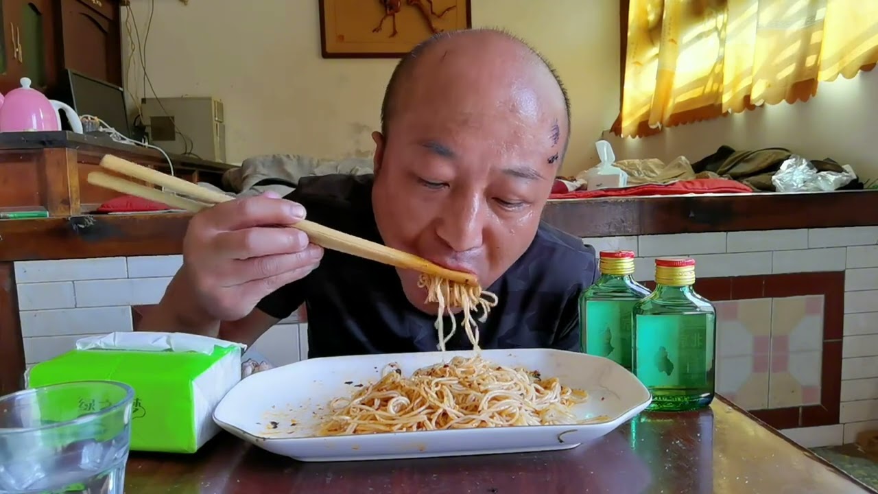 男子下午的一顿饭，油泼辣子拌面配白酒，吃喝的真舒坦 #吃面
