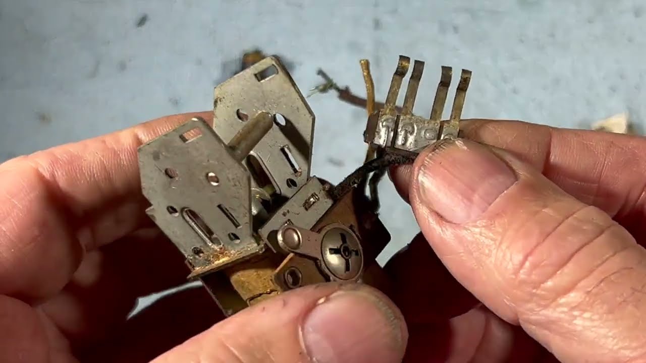 HOW TO REPAIR LIONEL RUSTY E UNIT#lionel#modeltrains,#repair#postwar,O-scale#modelrailroad