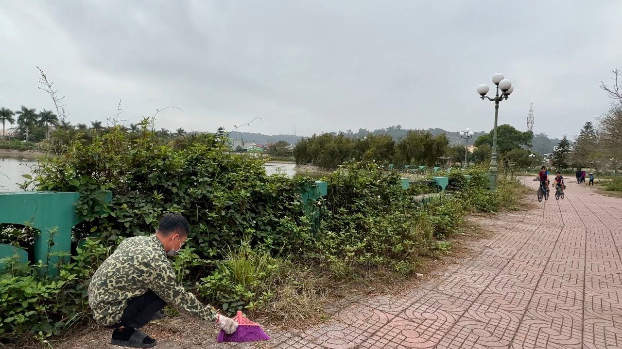 Волонтер для очистки парка травы за 10 лет с использованием простых инструментов | Люди очень