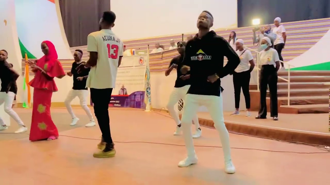 Moussa yaro avec les élèves de l’école Ecam ￼