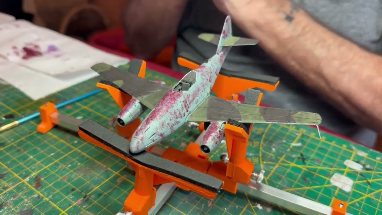 Bernard achève la maquette du Messerschmitt 262 avec sa mise en peinture.