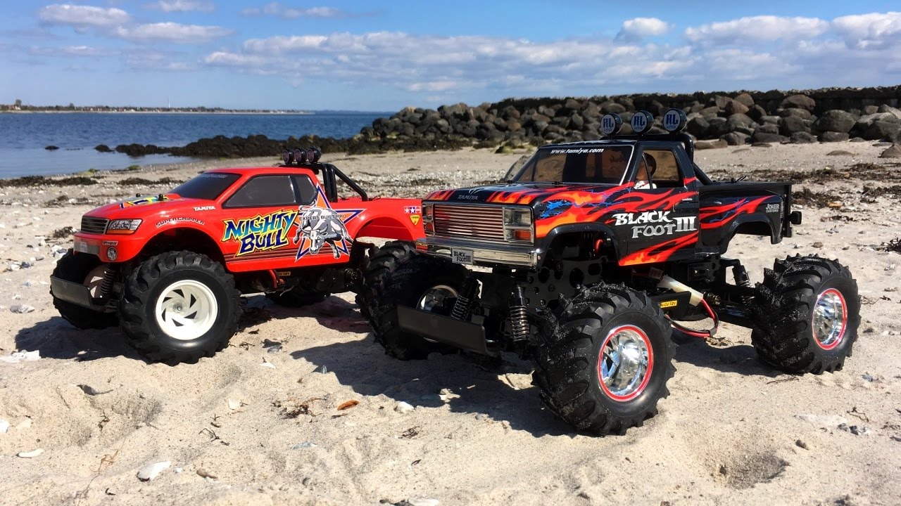 Tamiya WT-01 Blackfoot III XB vs Tamiya WT-01 Mighty Bull XB: Tamiya Monster Truck Beach Run!