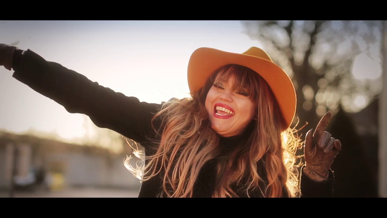 ANNA TORRES -  UMA BRASILEIRA EM PARIS - Feat: JOTA EFE