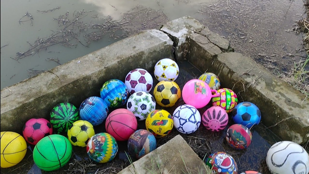 Menemukan  Bola Bola & Lempar Lempar Bola Ke Danau
