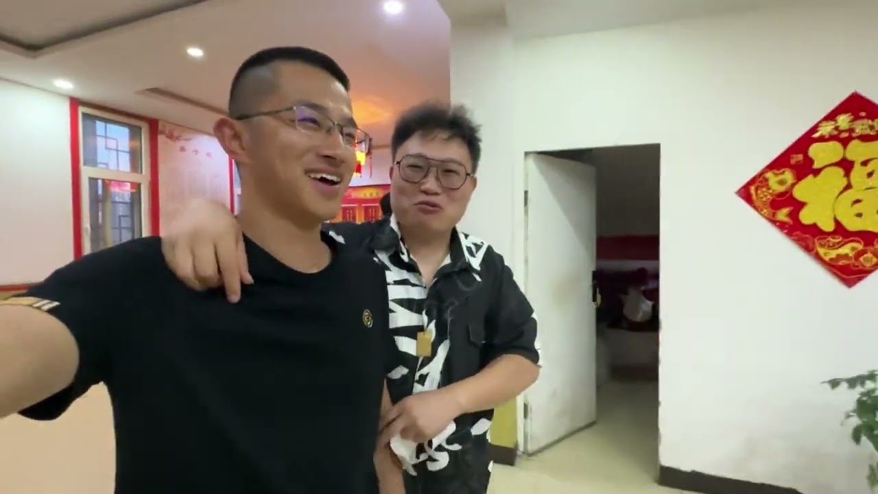 大大和爸爸过生日，全家相聚在一起，结果饭还没吃完小伙却和洞哥吵了起来 #过生日 #一家人欢聚一堂 #父爱