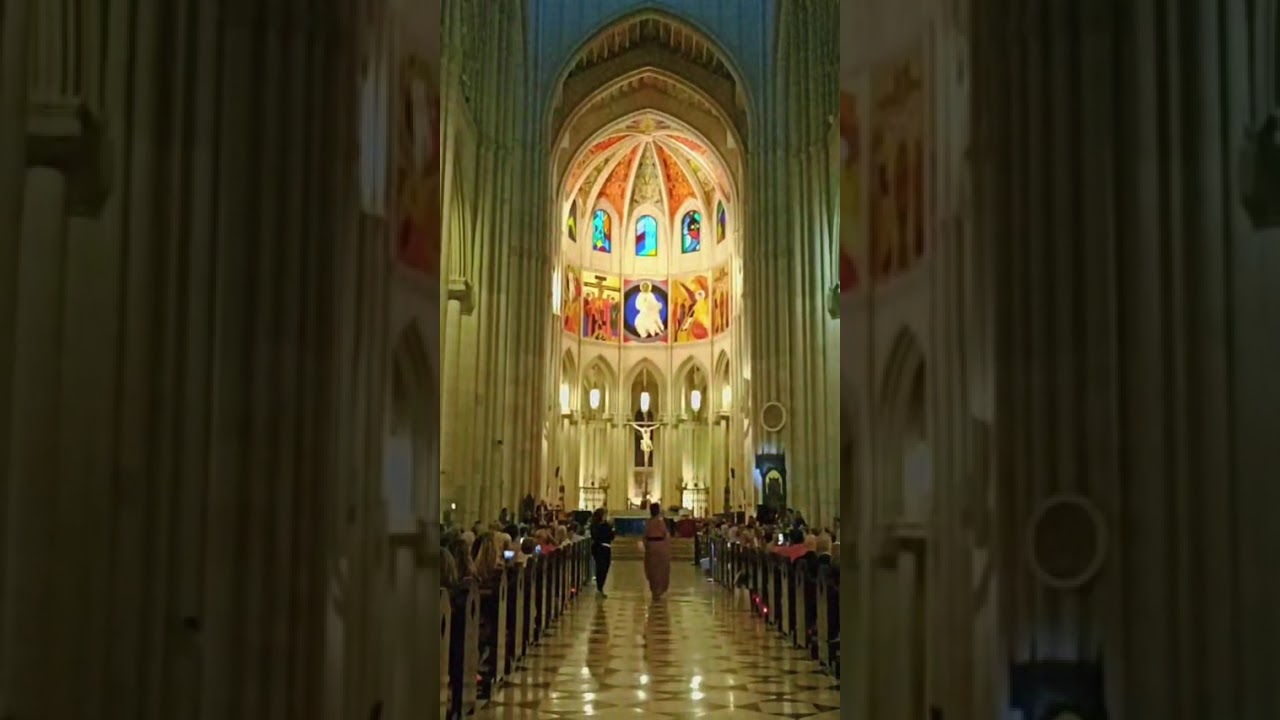 Cantando el padre nuestro en arameo en la Catedral de la Almudena ( Madrid) con canto difónico. 