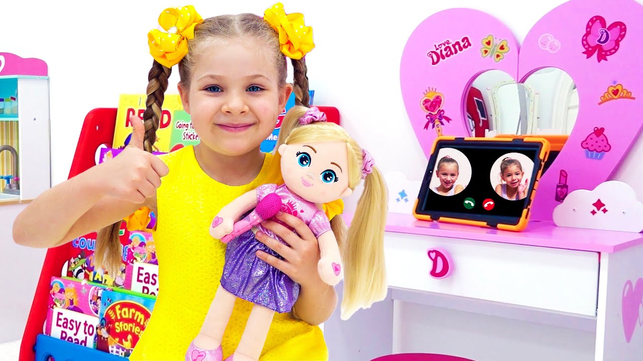 Diana và bạn bè của cô ấy đang chơi với đồ chơi của Diana!