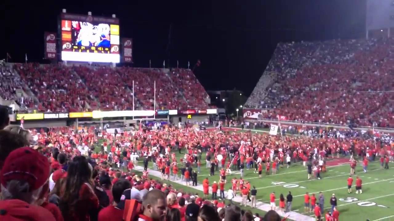 Utah Utes fans rush the field 3 TIMES