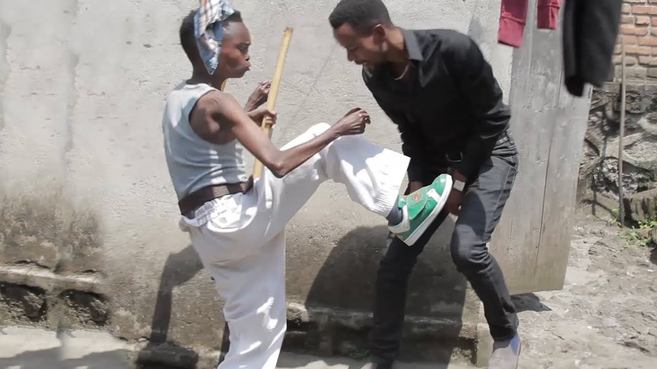 Umunyamakuru wa Afrimax TV akubiswe umugeri mubugabo | Gitumo yarimukozeho doreko yigenje