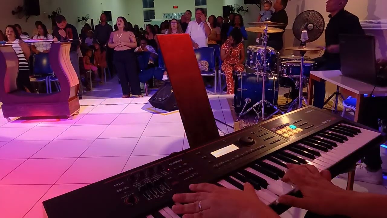 Medley/Deus escrevendo + Com muito Louvor + Respira/ Do começo ao fim, é presença de Deus.