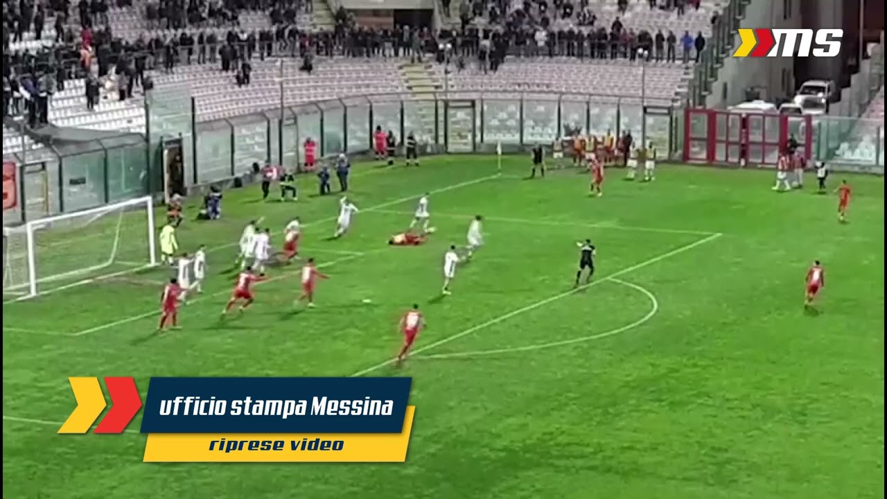 Messina, il fallo da rigore su Rosafio nel match con il Crotone