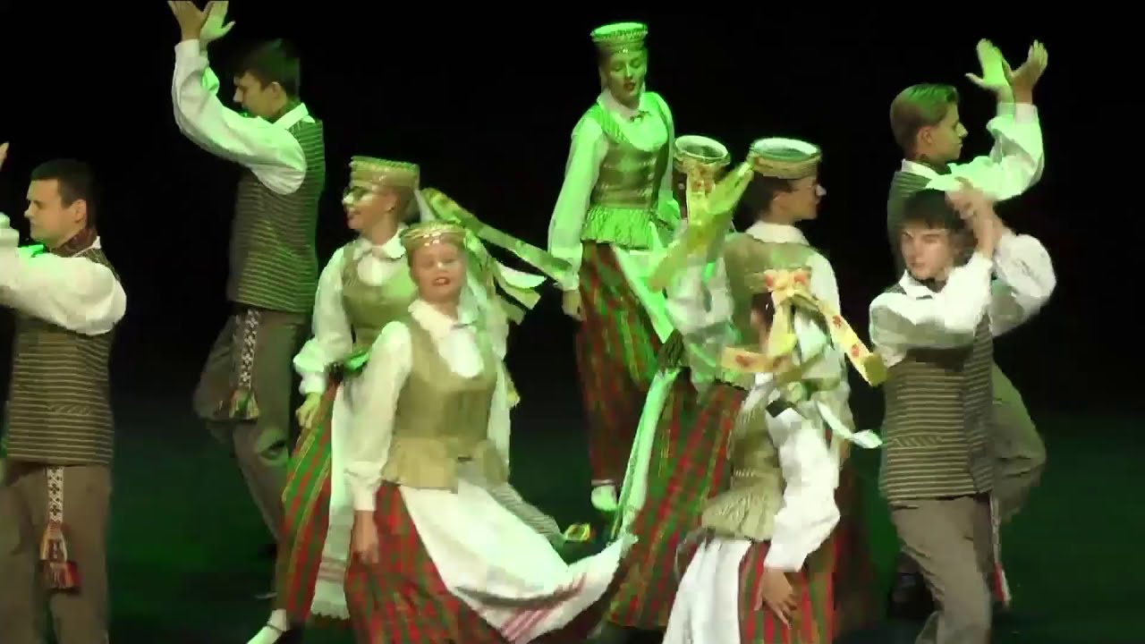 Augin tėvas / Liaudiškų šokių studija „Šermukšnėlė“