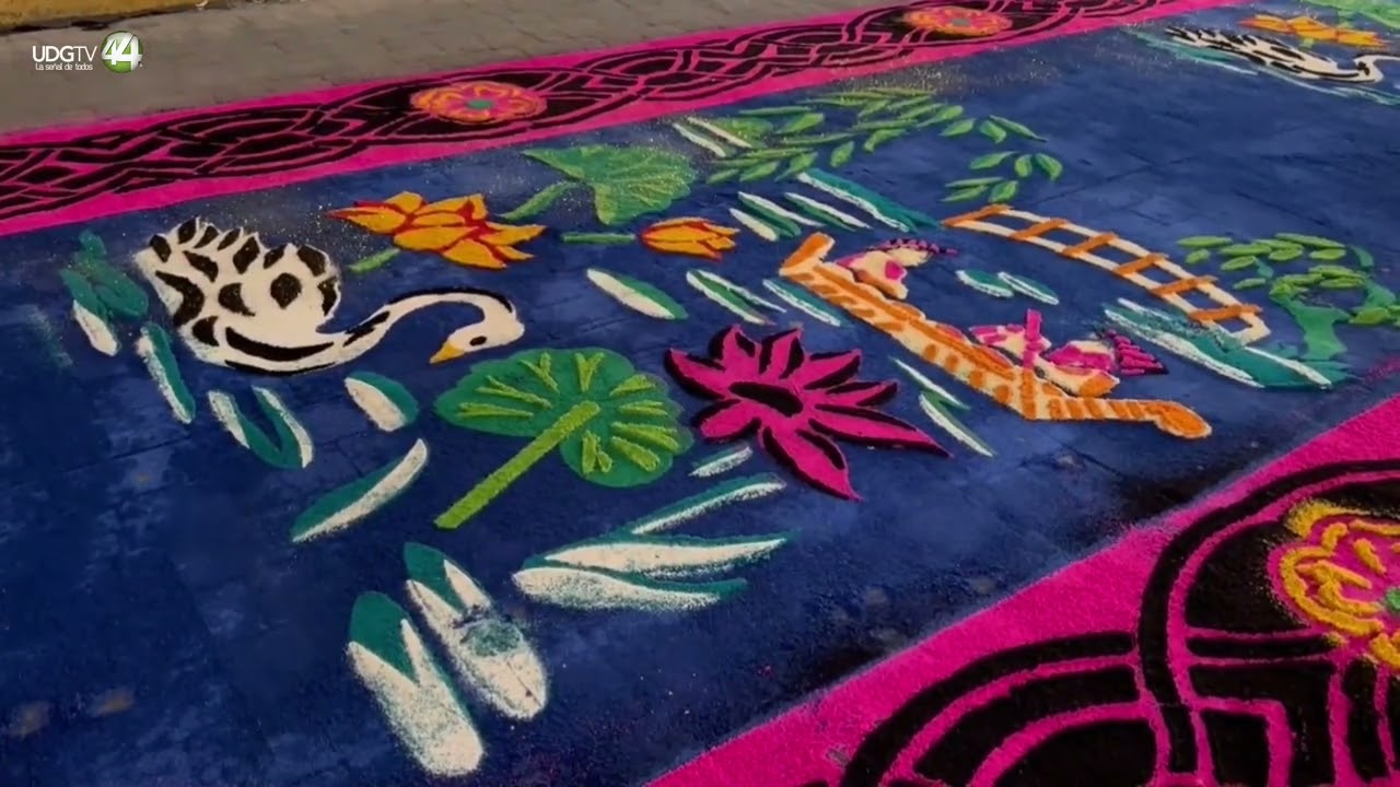 Una ruta de 7 kilómetros de tapetes de aserrín rinde homenaje a la Virgen en el centro de México