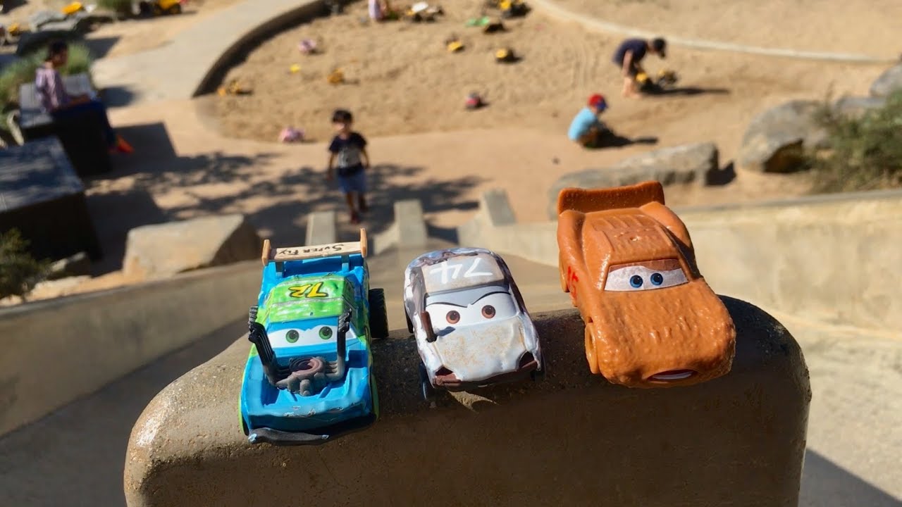 Disney Cars 3 Toys at the Park - Thunder Hollow demo derby PaTty Pileup 🔴 live toy unboxing