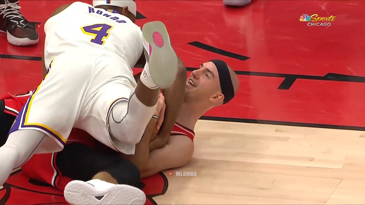 Alex Caruso and Rajon Rondo fighting for a ball 🤭
